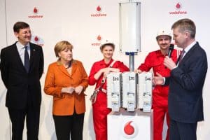 Auf der CeBIT stellt hier Vodafone Deutschland Chef Schulte-Bockum und Vodafone CEO Vittorio Colao der Bundeskanzlerin Angela Merkel die Netzoffensive des Unternehmens vor (Bild: Vodafone)