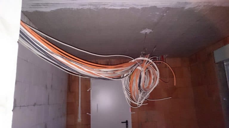 Kabel im HWR eines Neubaus
